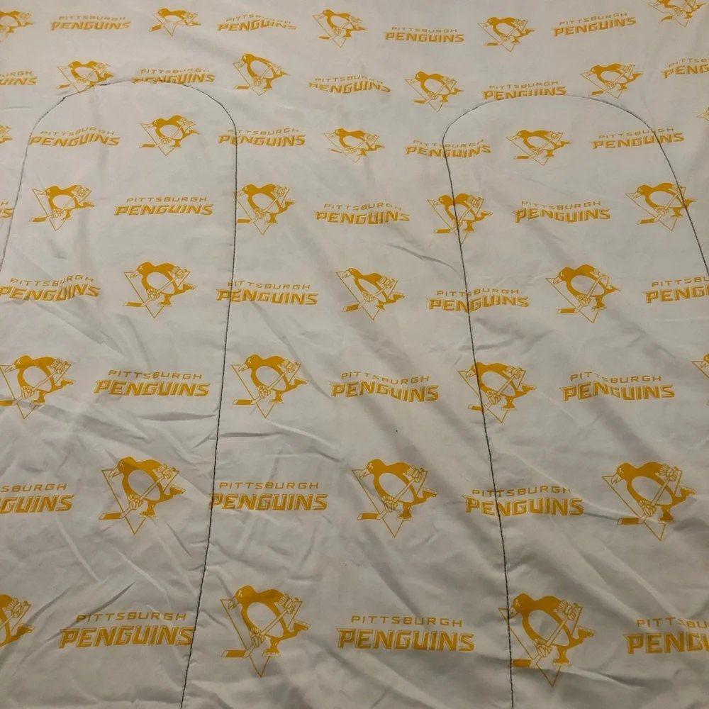 NHL Pittsburgh Penguins Hockey Reversible Queen Size Comforter Blanket 80”x84”